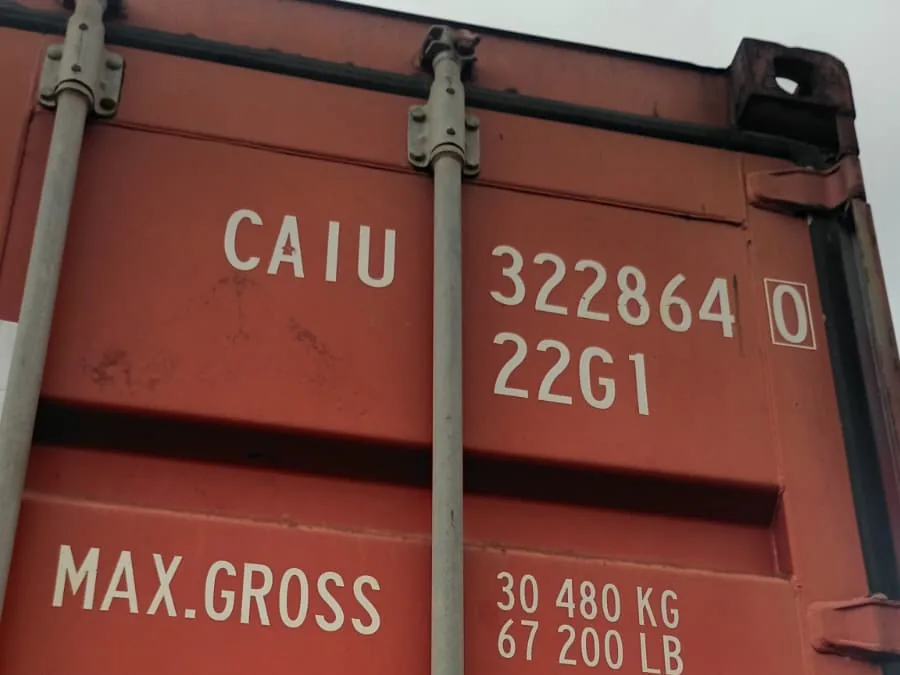 Door of red container CAIU 322864 0, type 22G1, on arrival.