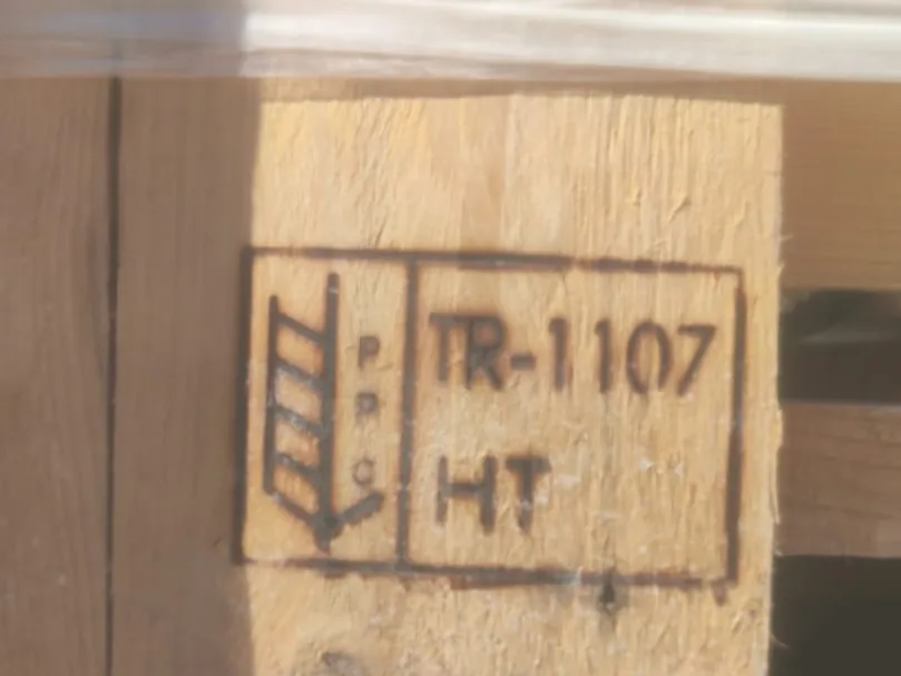IPPC heat-treatment stamp TR-1107 HT on crate timber.