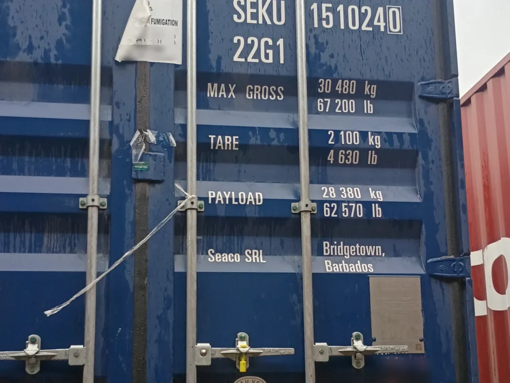 Blue container SEKU 151024 0 on arrival, with a yellow bolt seal on the door handle.